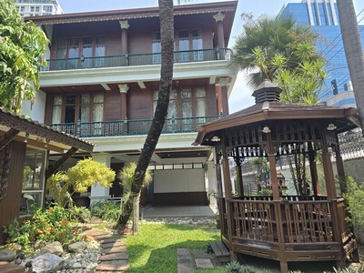 บ้านเดี่ยวไม้สักสูง3ชั้นให้เช่า ทำเลย่านเอกมัย BTSเพียง200เมตร