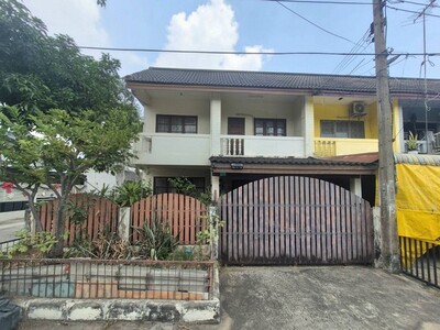 หมู่บ้านช่อแก้ว ทาวน์เฮ้าส์ 2 ชั้น ซอยพหลโยธิน 64  ปทุมธานี ราคาพ
