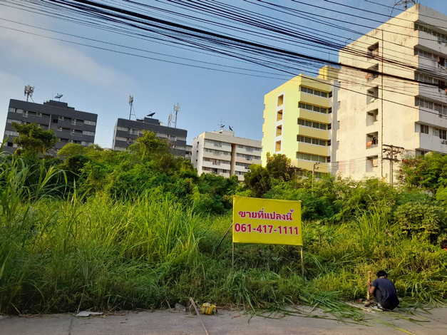 ขายที่ดิน ติดถนนพัฒนาการ78 ใกล้ถนนพัฒนาการตัดใหม่ ถนนเฉลิมพระเกียรติ และถนนอ่อนนุช เข้าซอยเพียง 50 ม. แปลงหัวมุม   ที่ถมนานแล้วเสมอถนน