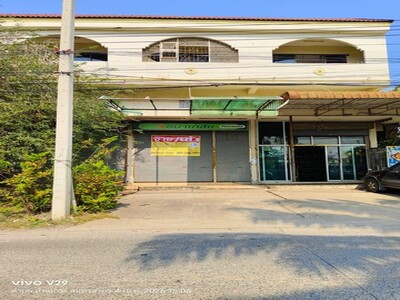 ขายทาวน์เฮ้าส์ 2 ชั้นครึ่ง ซอยเหลืองสระ ทางเข้าหมู่บ้านณัฐยา สมุท