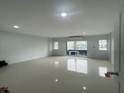 ขายทาวน์โฮม 3 ชั้น 22 ตรว. 4 ห้องนอน ซอยนวลจันทร์ 31