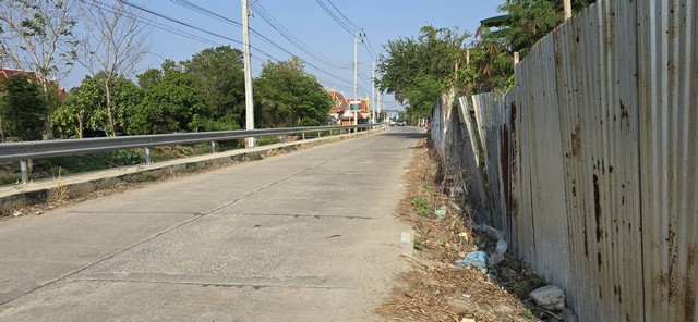 Vายที่ดินติดถนนเลียบคลองใกล้วัดลาดปลาดุก บางบัวทอง จ.นนทบุรี
