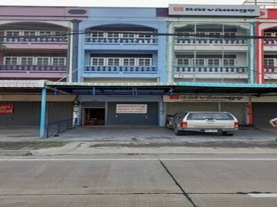 ขายอาคารพาณิชย์ 3 ชั้นครึ่ง ติดถนนหมายเลข 340 อำเภอเมืองสุพรรณบุร