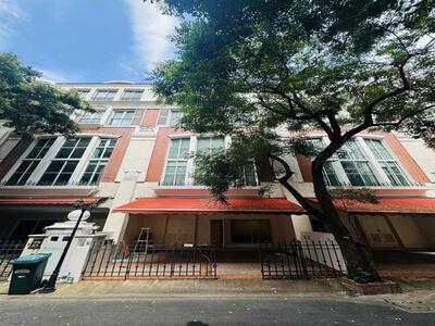 ให้เช่าทาวน์โฮม 4.5 ชั้น บ้านกลางกรุงทองหล่อ ใกล้ BTS ทองหล่อ 