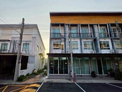 ให้เช่า โฮมออฟฟิศ 3 ชั้น หลังมุม 19.7 ตารางวา อาร์ เค พาร์ค 2 สาย