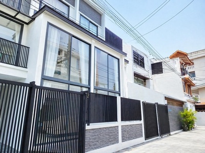 โฮมออฟฟิศ 3 ชัน ใกล้รร.นานาชาติ BAIS 900 ม.  เอกมัย 18-24  ทองหล่