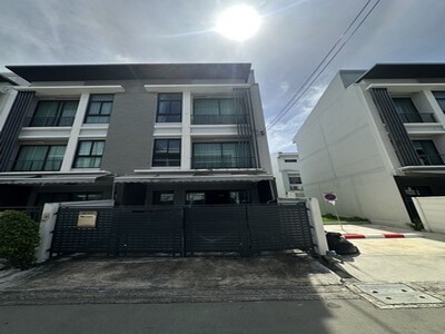 ขายด่วน ทาวน์โฮม 3 ชั้น หลังริม บ้านกลางเมือง