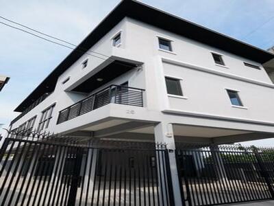 ให้เช่าโฮมออฟฟิศ 3 ชั้น 80 ตรว. 647 ตรม. พระราม9 เสรี 8 ใกล้เดอะไ