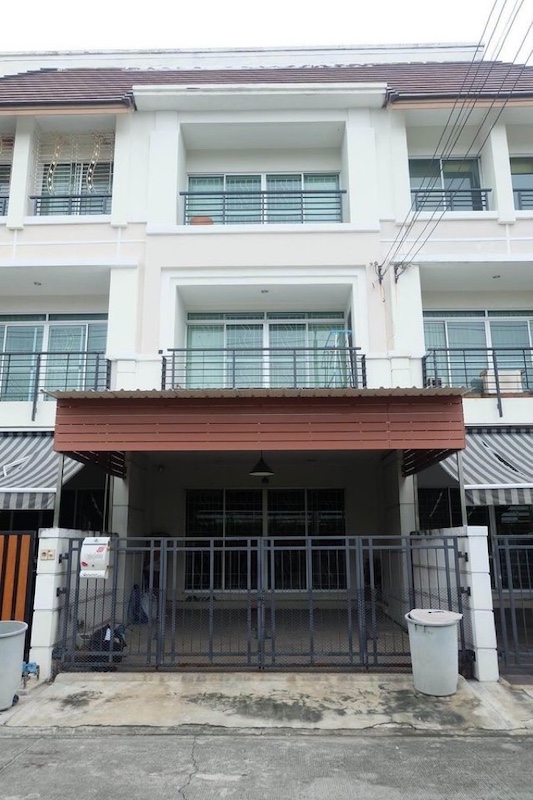 BS764  ขายทาวน์โฮม3ชั้น หมู่บ้านกลางเมือง Urbanion ถนนลาดพร้าว-วังหิน กทม. หน้าบ้านหันไปทางทิศใต้ ขายเพราะย้ายไปอยู่ต่างจังหวัด
