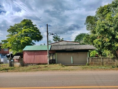 ที่ดินพร้อมสิ่งปลูกสร้าง บ้านพักอาศัยครึ่งตึกครึ่งไม้ 2 ชั้น  