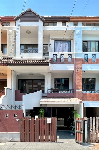 ขายบ้านทาวน์โฮม 3.5 ชั้น 22 ตร.ว 3.79 ล้านบาท  หมู่บ้านธนกาญจน์ ซอย 3 ทำเลใจกลางบางใหญ่