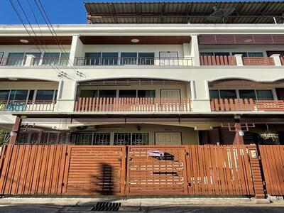 ขายทาวน์โฮม 3 ชั้น 25 ตรว. มีดาดฟ้า ซอยพัฒนาการ 30 ทำเลดี บ้านสภา