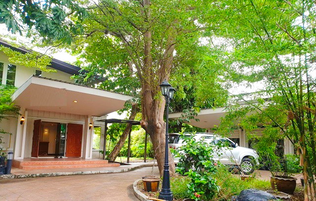 ให้เช่า สำนักงาน  เมเจอร์ เอกมัย ซ.สุขุมวิท 65  กาแฟ สปา 2ชั้น 3นอน 3จอดรถ 180ตรว. 250ตรม.วัดธาตุทอง