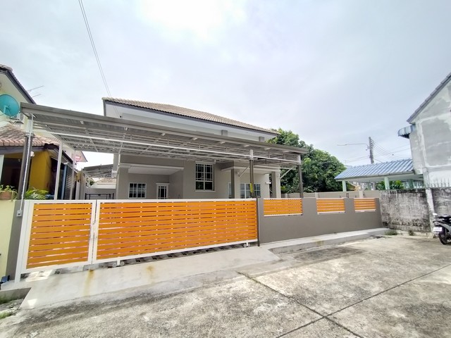 บ้านเดี่ยวรีโนเวทใหม่ลำลูกกาคลอง 4   โครงสร้างก่ออิฐ ฟังค์ชั่นบ้านสวย ติดถนนใหญ่  