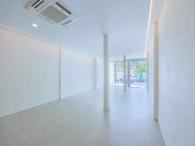 ร้านอาหาร 2.5 ชั้น  ทองหล่อ BTSเอกมัย 499ม  37 ตร.วา. ดองกิ มอลล์