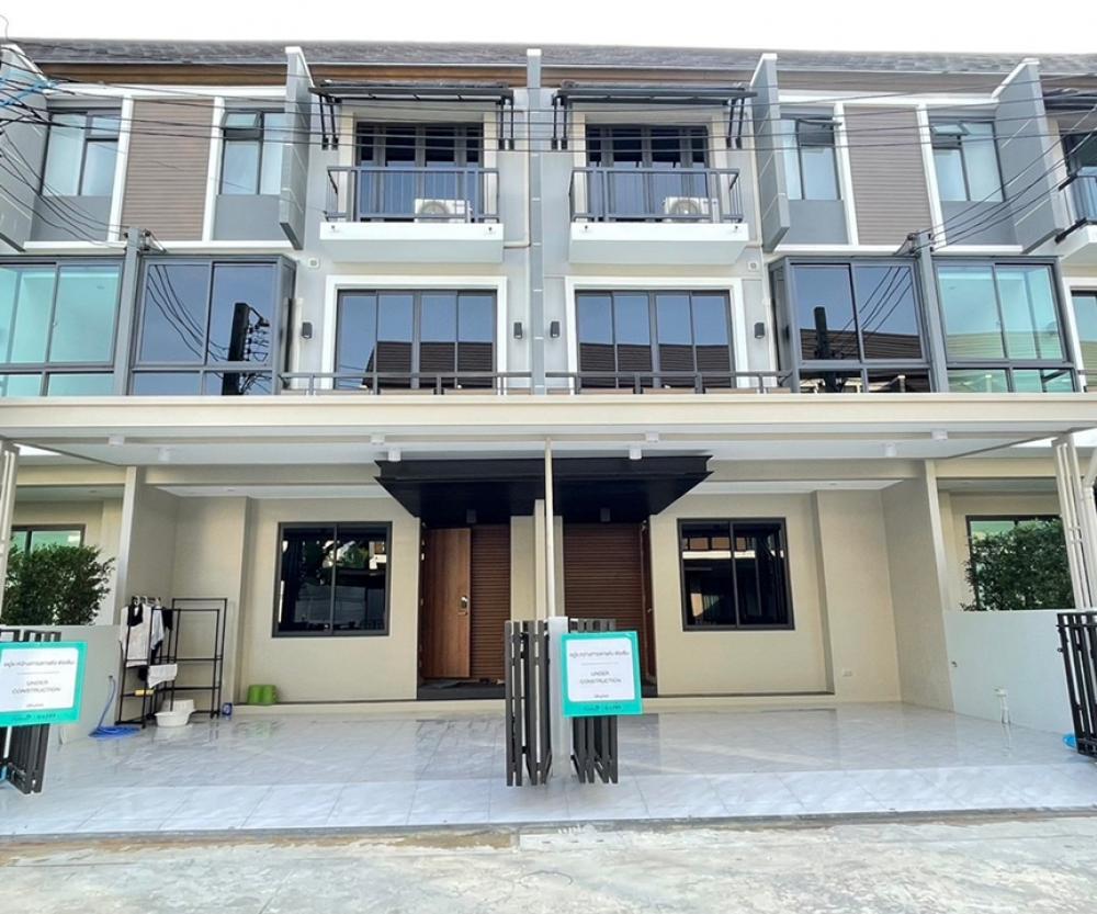 บ้านทาวน์โฮมใหม่หรู 3 ชั้น เนื้อที่ 230ตร.ม 3นอน 4ห้องน้ำ เฟอร์ครบเลียบทางด่วน