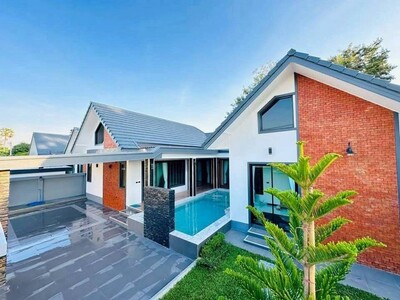 ขายพูลวิลล่าชลบุรี  พูลวิลล่าหรู สไตล์ Modern Luxury 