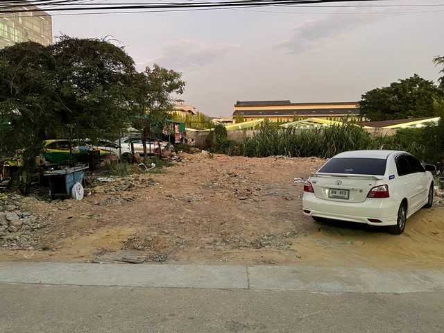 ที่ดินเปล่า ถมแล้ว ขนาด 76 ตร.ว. เหมาะสร้างอพาร์ตเมนต์  อาคารพาณิชย์ ลานจอดรถ