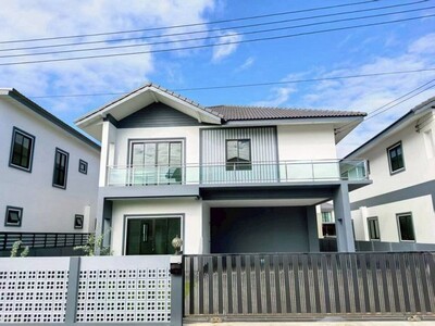 บ้านเดี่ยวหลังใหญ่ 2 ชั้น เฟอร์นิเจอร์ครบ หิ้วกระเป๋าเข้าอยู่ สัน