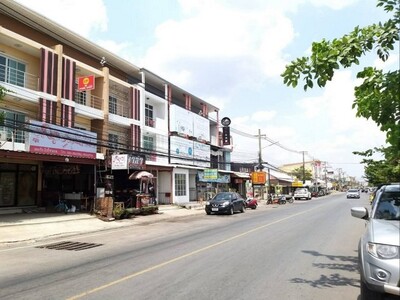 ขายด่วน อาคารพาณิชย์ 3 ชั้น ทำเล ริมคลองสมถวิล อำเภอเมืองมหาสารคา