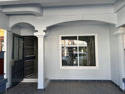 ให้เช่าทาวน์เฮ้าส์ 2 ชั้น 20 ตรว. 2 ห้องนอน ซอยรัชดา 36 พร้อมเข้า