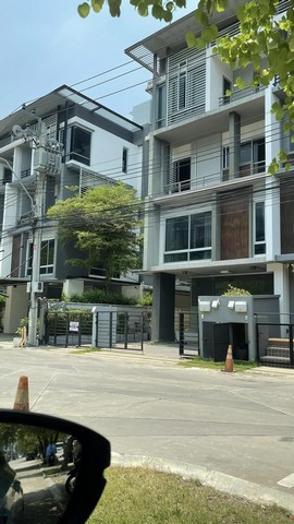 ทาวน์โฮม บี สแควร์ พระราม 9-เหม่งจ๋าย สไตล์ Modern Loft สำหรับอยู่อาศัย หรือทำเป็นออฟฟิต