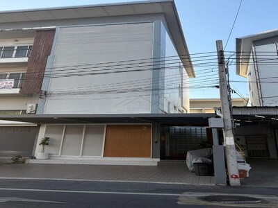 ขายทาวน์โฮม 3.5 ชั้น 4 ห้องนอน ลาดพร้าว 71 นาคนิวาส 27 ตกแต่งอย่า