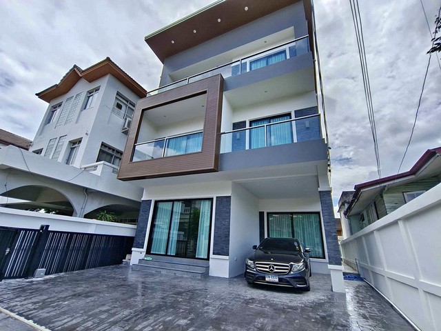 [A597]ให้เช่าบ้านเดี่ยว 3ชั้น สร้างใหม่ 50 ตร.วา สุขุมวิท65  3 จอดรถ ใกล้ถนนใหญ่ ใกล้ BTSเอกมัย เพียง 5 นาที จดบริษัทได้ ต้อนรับสัตว์เลี้ยง 