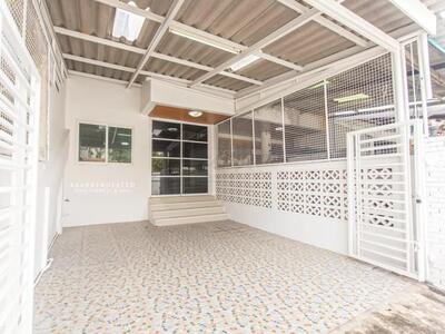  ขายทาวน์เฮ้าส์ 3 ชั้น 24 ตรว. 5 ห้องนอน ทำเลน่าอยู่ ซอยอินทามระ 