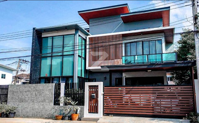 บ้านเนื้อที่ 85 ตร.ว. จำนวน 2 ชั้น เนื้อที่ 85 ตรว. 4 นอน 5 น้ำ 1 แขก 1 ห้องอาหาร 1 ครัว 2จอดรถ