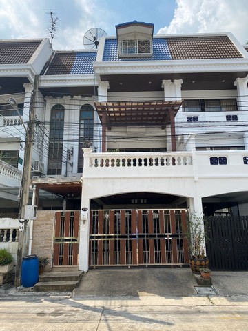 ขายทาวน์เฮาส์ 3 ชั้นครึ่ง หมู่บ้าน ภัทราวิลล่า3 ใกล้ MRT ท่าพระ (เจ้าของขายเอง )