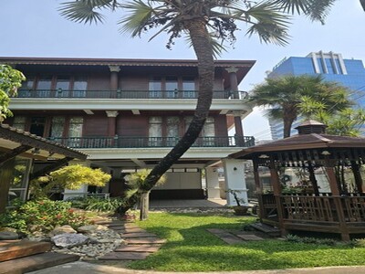 บ้านเดี่ยวไม้สักสูง3ชั้นให้เช่า ทำเลย่านเอกมัย BTSเพียง200เมตร