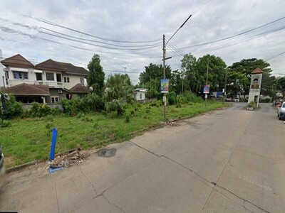 ขายที่ดินเปล่าเหมาะทำ อาคารพาณิชย์ให้เช่าและขาย หน้าหมู่บ้านณัฐวด