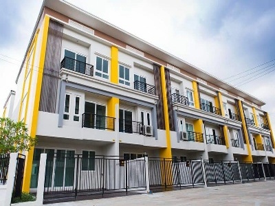 สนามบินสุวรรณภูมิ1กม. พระจอมเกล้าลาดกระบัง ทาวน์โฮม 3ชั้น 25ตร.วา