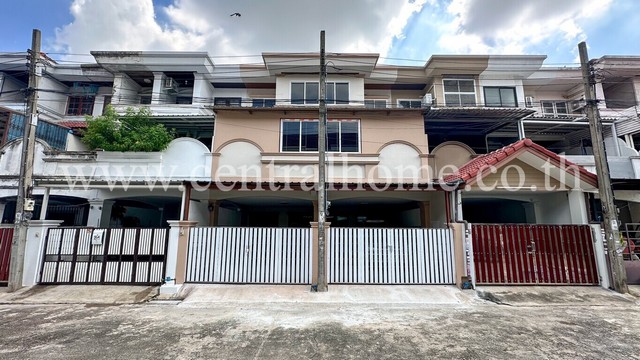 ทาวน์โฮม 3 ชั้น ซอยติวานนท์ 44/7 รีโนเวทใหม่ พร้อมอยู่ 2 ห้อง ทุบทะลุติดกัน
