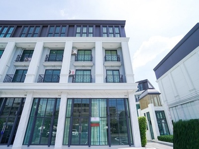 โชว์รูม คลีนิค MRT ศรีนุช 1.32 กม.ให้เช่าอาคารพาณิชย์ 4.5 ชั้น