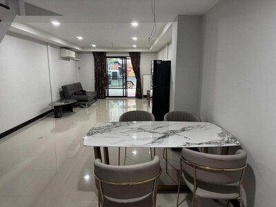 ให้เช่าทาวเฮ้าส์ 2 ชั้น 20 ตร.ว. ย่านห้วยขวาง รัชดา ใกล้ MRT ห้วย ให้เช่าทาวเฮ้าส์ 2 ชั้น 20 ตร.ว. ย่านห้วยขวาง รัชดา ใกล้ MRT ห้วย