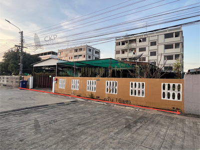 ที่ดินพร้อมบ้าน ทำเลดี ใกล้รถไฟฟ้า 3 สาย หมู่บ้านเงียบสงบ เป็นส่ว ที่ดินพร้อมบ้าน ทำเลดี ใกล้รถไฟฟ้า 3 สาย หมู่บ้านเงียบสงบ เป็นส่ว