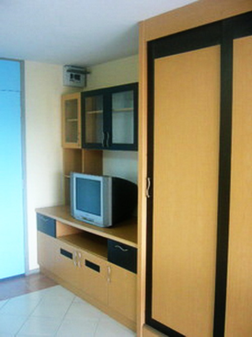 ขายหรือให้เช่าห้องสวยในลิพวิ่งเพลสคอนโด ปากซอยลาดพร้าว 140 ติดสถานีบางกะปิ ..ไม่แพง