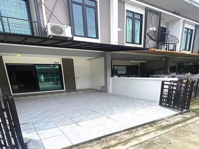 ขายทาวน์โฮม 2 ชั้น พร้อมอยู่ แหล่งชุมชน สี่แยกซากค้อ ศรีราชา ชลบุ