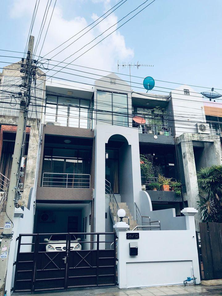ขายทาวน์เฮ้าส์ 3 ชั้น 5 ห้องนอน หมู่บ้านวอร์เรนแมนชั่น2 ซอยเทศบาลนิมิตรเหนือ2 จตุจักร  