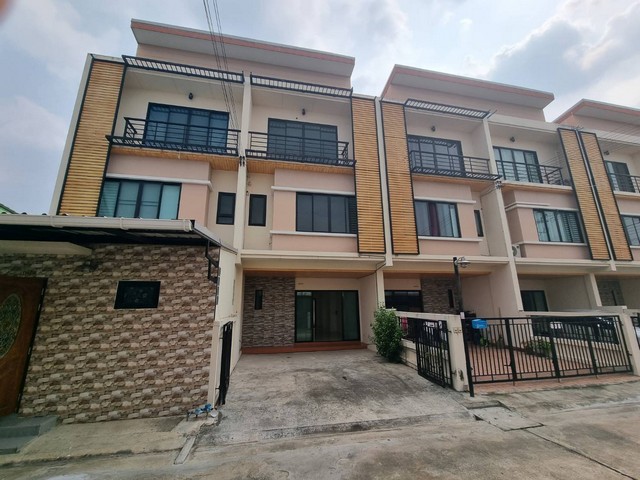 ให้เช่า ทาวน์โอมใหม่3ชั้น บ้านกล้วย-ไทรน้อย  บางบัวทอง สภาพดี  12000 บาท