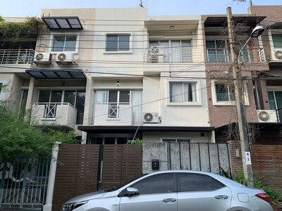 ให้เช่าทาวน์โฮม 3.5 ชั้น 3 นอน หมู่บ้านไพรเวทวิลล่า ซอยนวมินทร์ 1