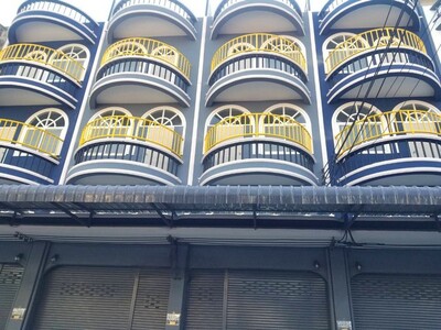 ให้เช่า ตึกแถว อาคารพาณิชย์3ชั้นครึ่ง(4คูหา ) 19ตรว. ถนนเพชรเกษม5