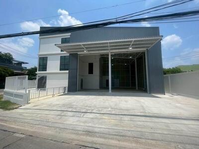 ให้เช่าโกดังมีออฟฟิศ 600 ตร.ม. จอดรถ9คัน บางรักน้อย ติดถนนรัตนาธิ