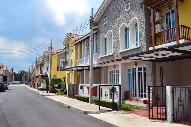 เซ็นทรัล รัตนาธิเบศร์ MRT แยกนนทบุรี 1 ให้เช่าทาวน์โฮม 2 ชั้น รัตนาธิเบศร์ สภาพใหม่ 20ตรว. 120ตรม. มีรถประจำทางผ่าน  3นอน 2น้ำ 2จอดรถ 2แอร์ 