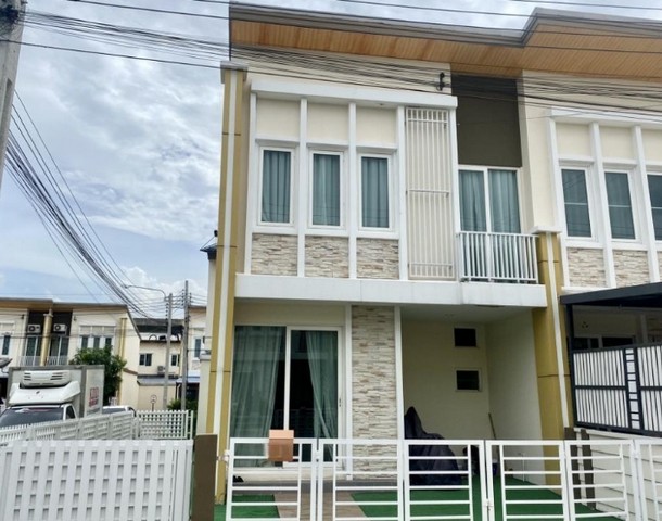 ขายทาวน์โฮม2ชั้น โกลเด้นท์ทาวน์ 2 อ่อนนุช ลาดกระบัง หลังมุม เนื้อที 28 ตรว 