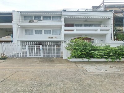 ให้เช่าทาวน์โฮม 3 ชั้น 5 ระดับ 5 ห้องนอน ซอยเอกมัย 22 เดินทางสะดว