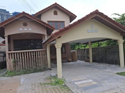 ให้เช่า บ้านเดี่ยว 2 ชั้น 100 ตรว. 4 ห้องนอน ถนนรามอินทรา