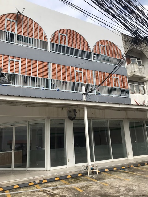  ให้เช่าอาคาร ชั้นล่าง 3คูหาMRT โชคชัย 4 นาคนิวาส   คริสตัลพื้นที่ใช้สอย 43ตรว.170ตรม. 